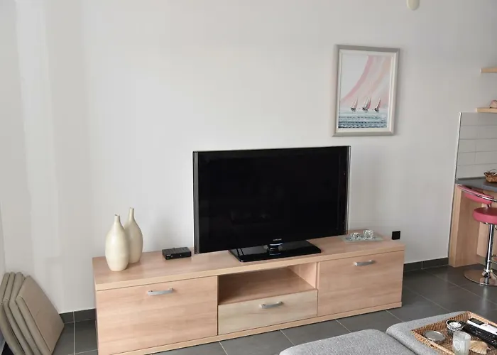 Apartment Pina Evitos *